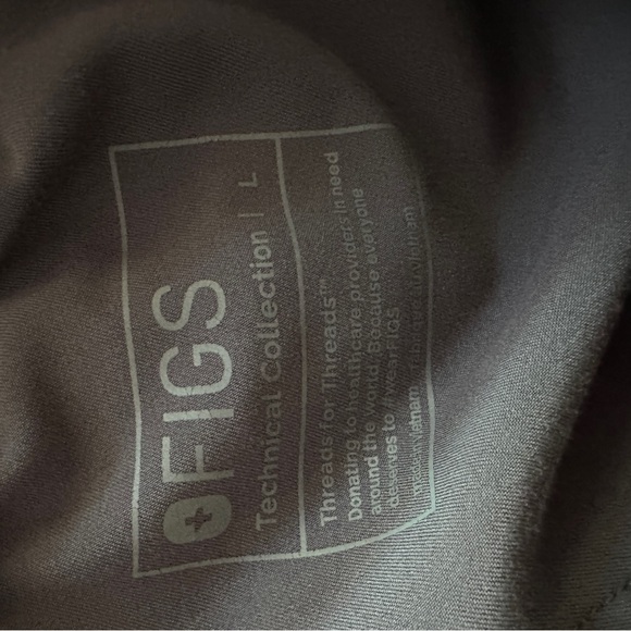 Figs Yola scrub bottoms and Catarina Top - Picture 8 of 10